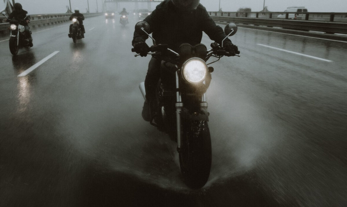 Todos los tips para conducir la moto con frío y lluvia