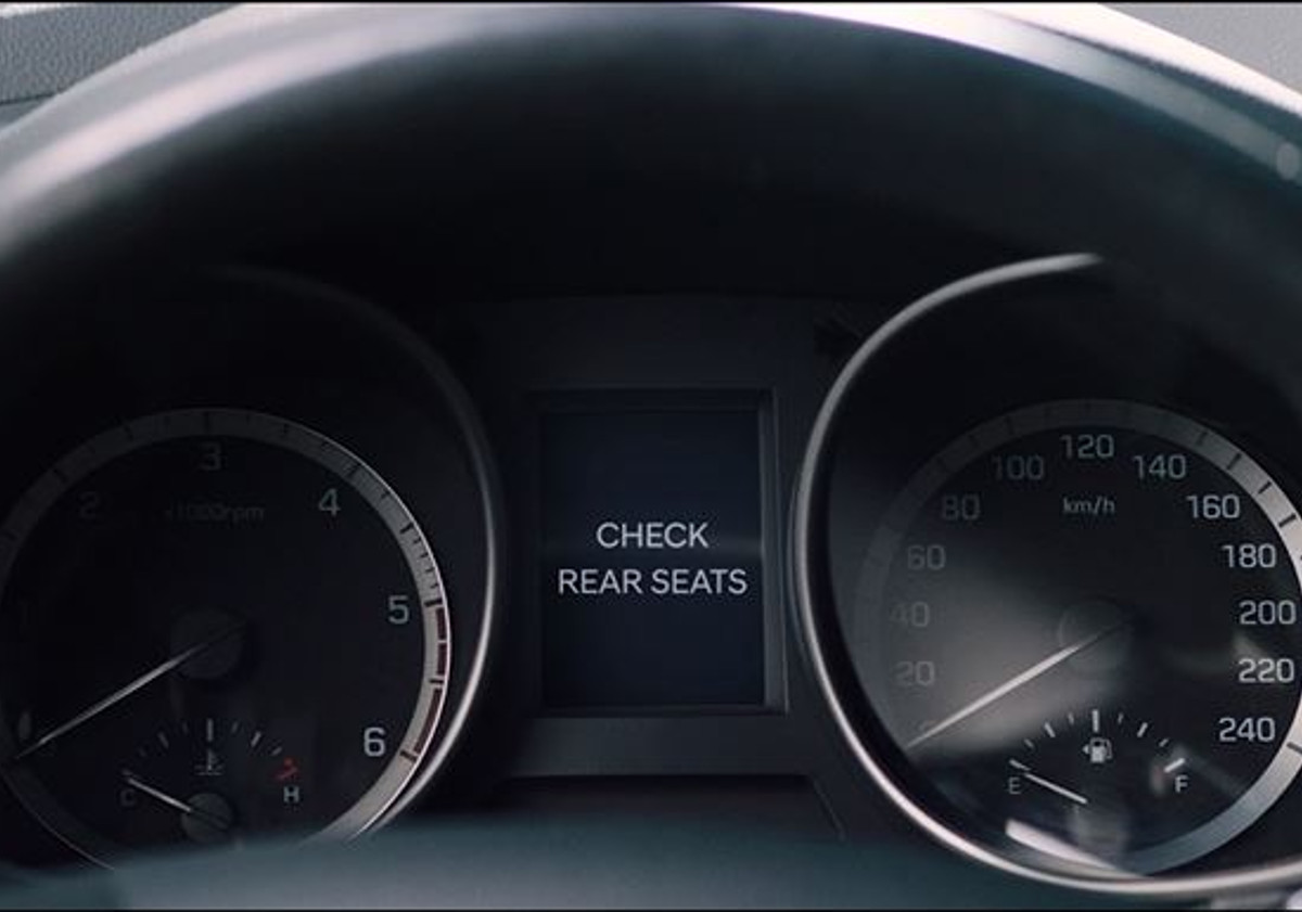 Niños a salvo con Hyundai: sensor ultrasónico detecta movimiento en asientos traseros