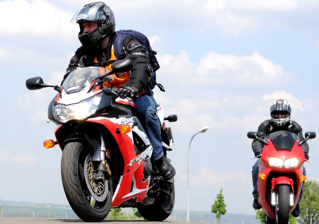 Tips de un experto para frenar tu moto como un campeón