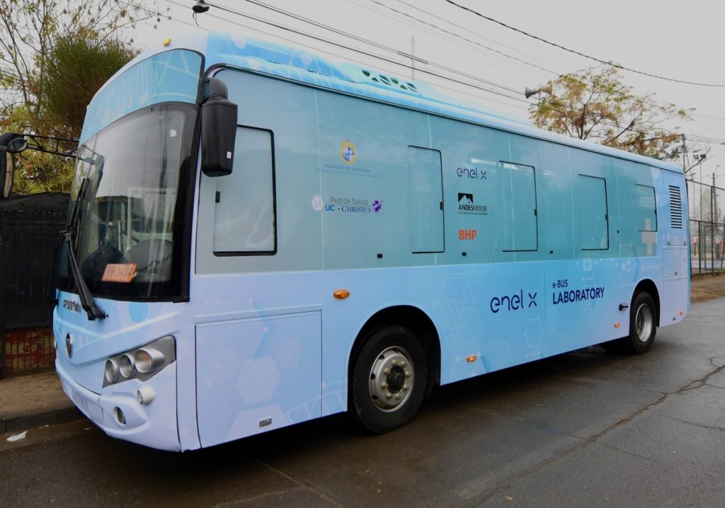 Montan laboratorio clínico en bus eléctrico Foton