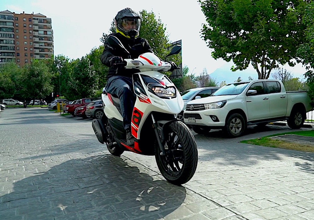 Aprilia se reestrena en Chile con la deportiva y urbana scooter SR 160