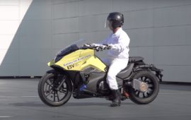 La moto que no se cae de Honda es posible gracias al Riding Assist