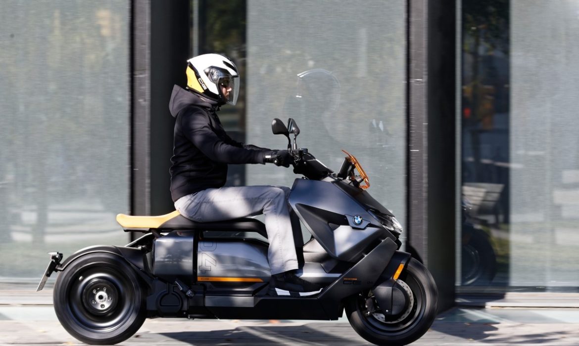 BMW CE 04 es una scooter eléctrica que rompe con los moldes