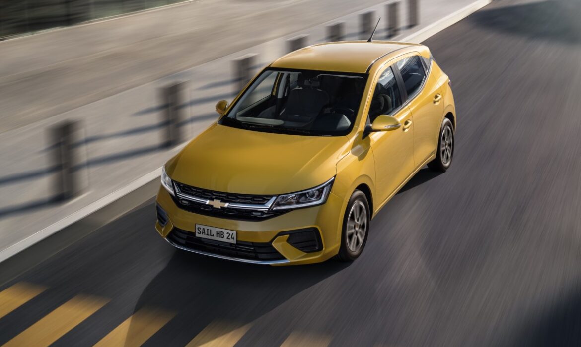 Chevrolet Sail 2024 presenta en Chile su deportiva versión hatchback 