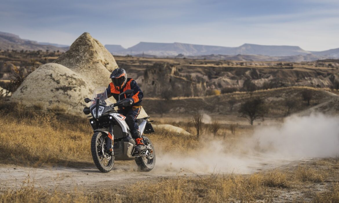 KTM 790 Adventure 2024: versatilidad y potencia en la media cilindrada