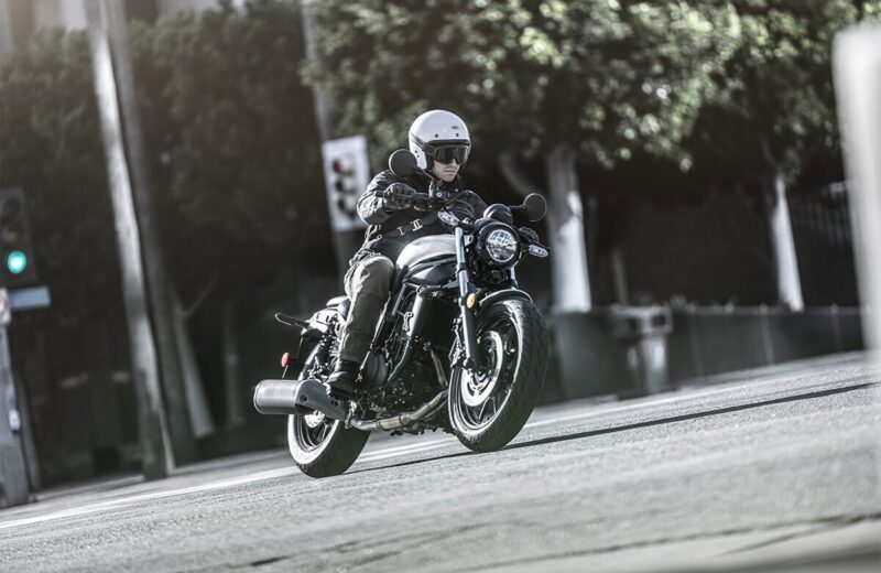Kawasaki Eliminator 2024: clásica moto cruiser revive más tecnológica