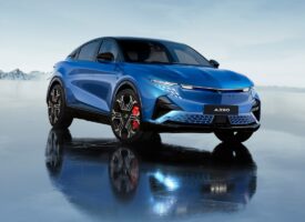 Alpine A390: nuevo sport fastback es un auto de carreras con traje